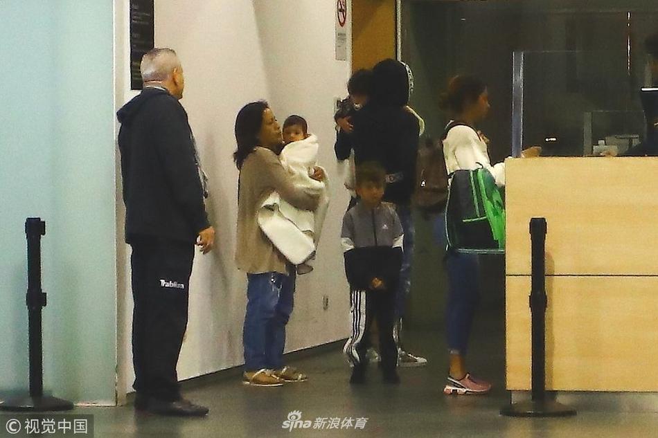 梅西一家现身巴塞罗那机场