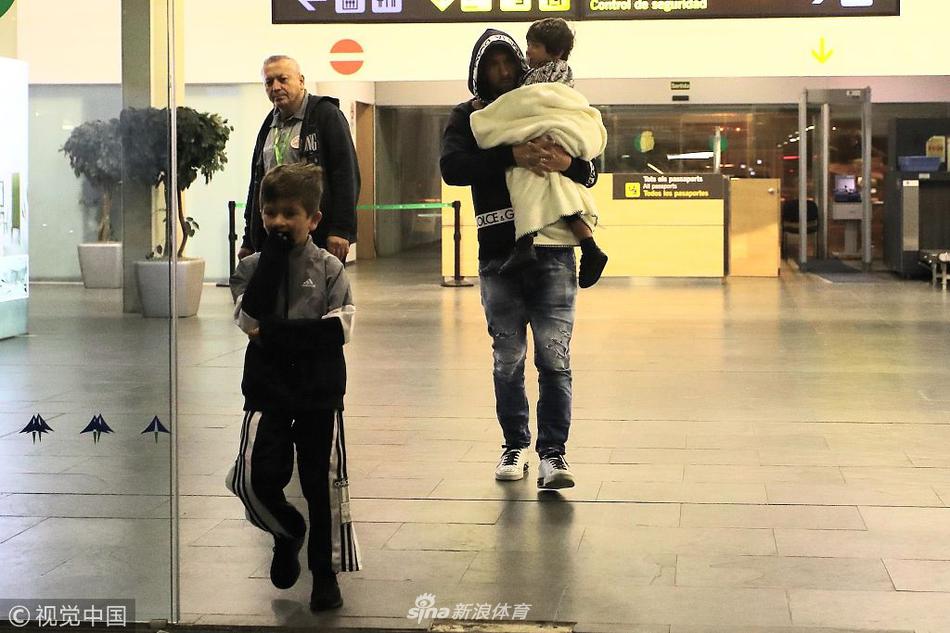 梅西一家现身巴塞罗那机场