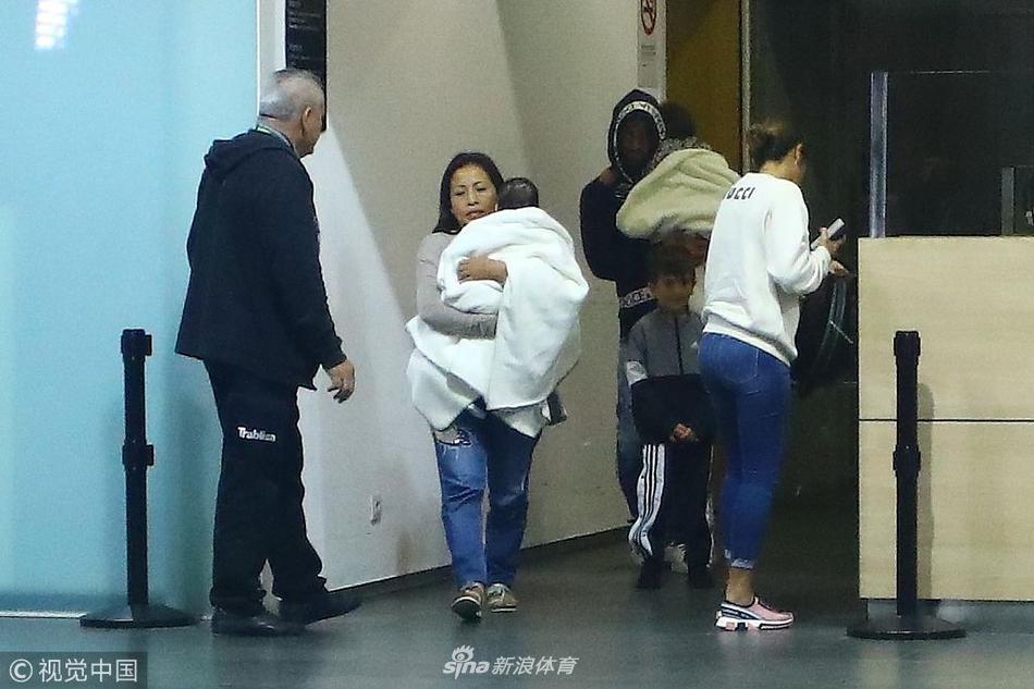 梅西一家现身巴塞罗那机场