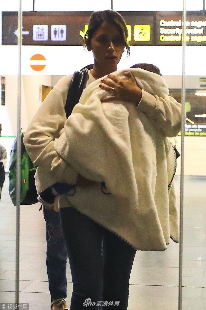 梅西一家现身巴塞罗那机场