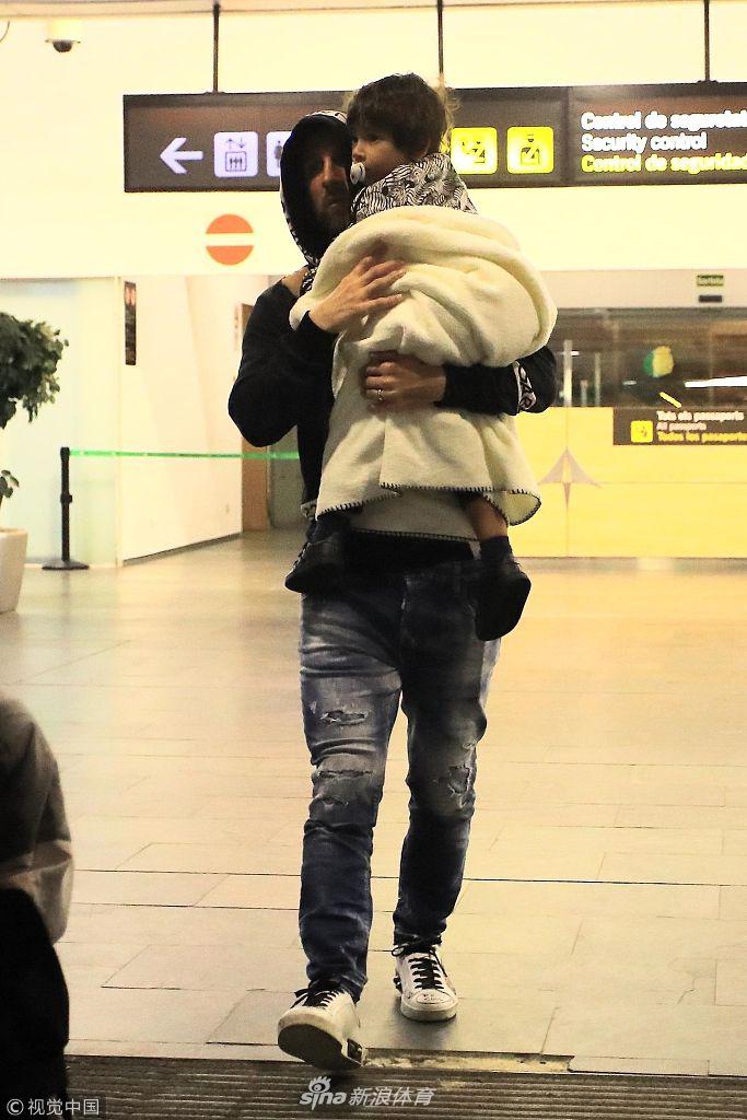 梅西一家现身巴塞罗那机场