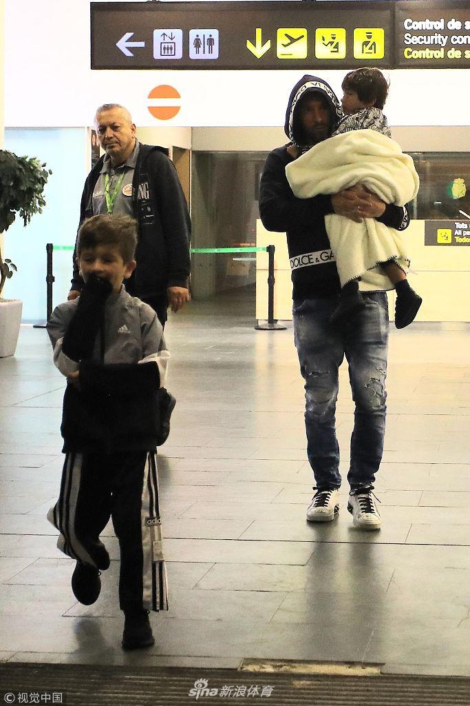 梅西一家现身巴塞罗那机场