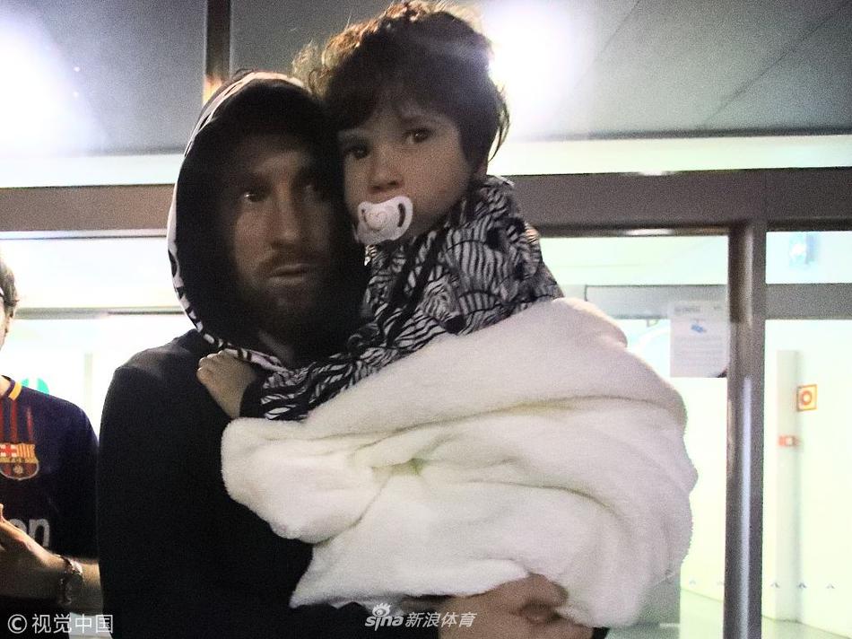 梅西一家现身巴塞罗那机场