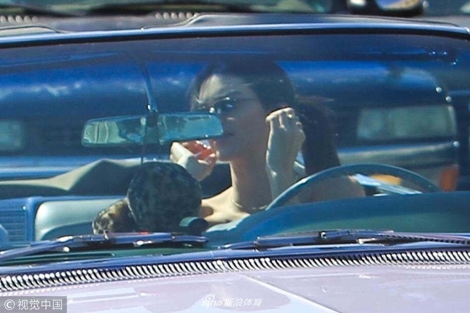 超模肯达尔詹娜现身好莱坞街头