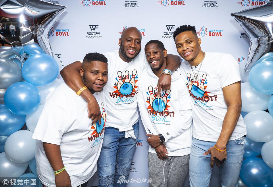 威少携队友出席个人品牌活动