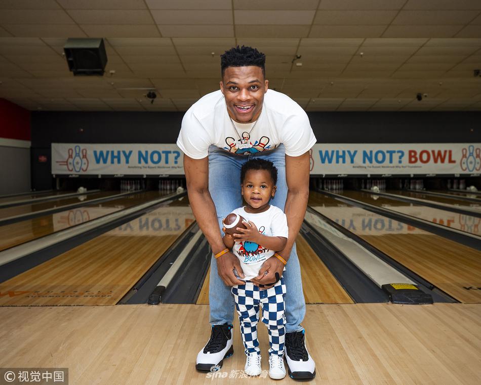 威少携队友出席个人品牌活动