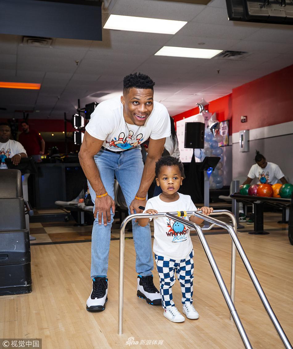 威少携队友出席个人品牌活动