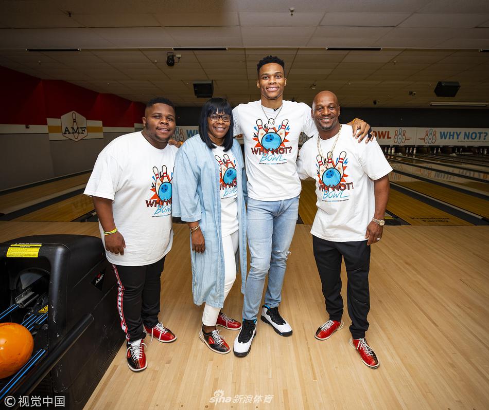 威少携队友出席个人品牌活动