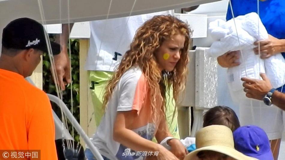 夏奇拉拖家带口迈阿密度假忙成一团