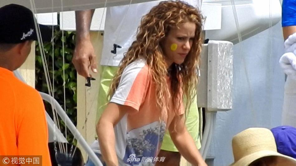 夏奇拉拖家带口迈阿密度假忙成一团