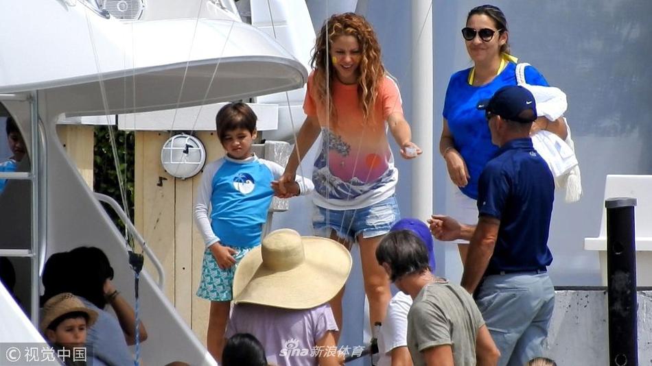 夏奇拉拖家带口迈阿密度假忙成一团