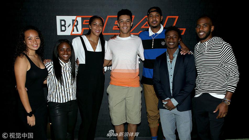 瓜灯泡合体领衔众球员亮相商业活动