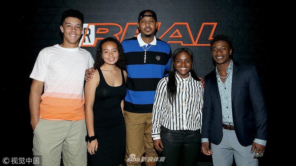 瓜灯泡合体领衔众球员亮相商业活动