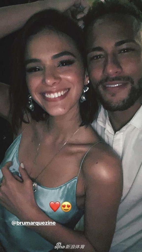 内马尔布鲁娜同框画面回顾恩爱时刻