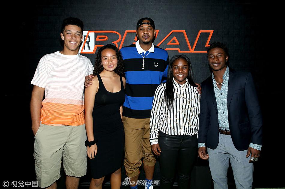 瓜灯泡合体领衔众球员亮相商业活动