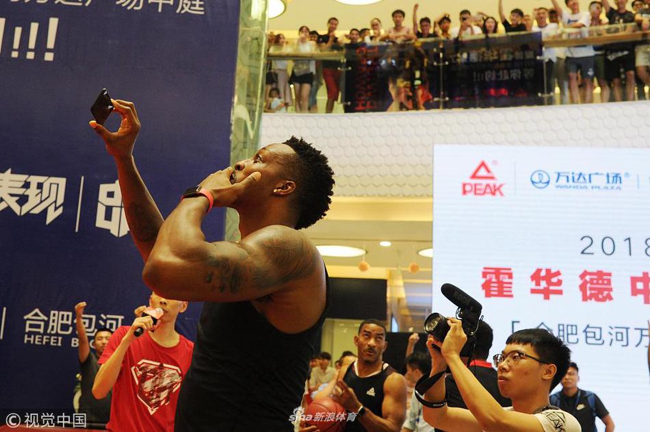 霍华德中国行亮相安徽学习茶艺书法