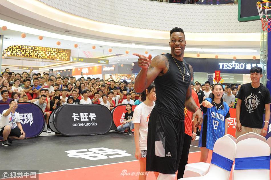 霍华德中国行亮相安徽学习茶艺书法