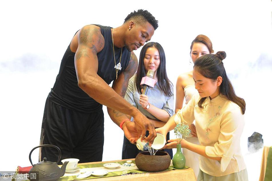 霍华德中国行亮相安徽学习茶艺书法