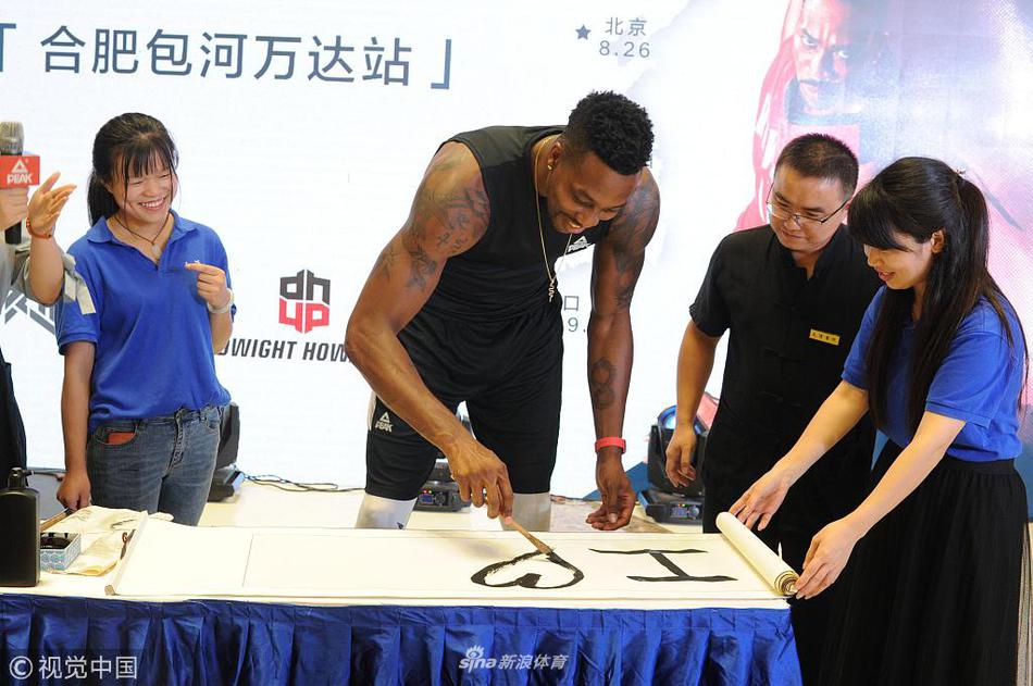 霍华德中国行亮相安徽学习茶艺书法