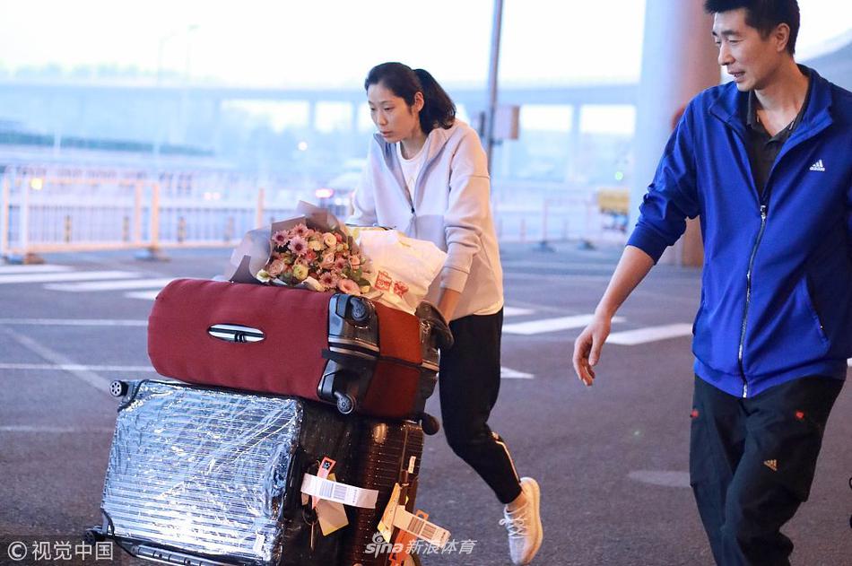 中国女排回国抵京众粉丝接机