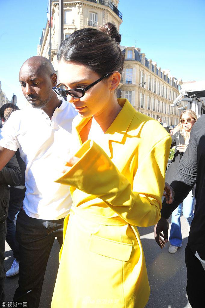 詹娜秀性感蜂腰大方合影粉丝