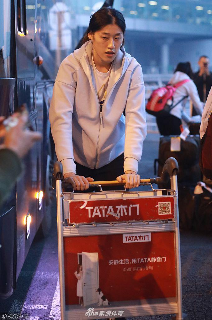 中国女排回国抵京众粉丝接机