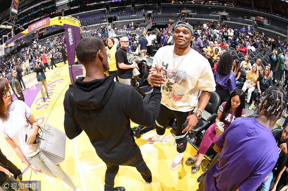 威少隆多观战WNBA季后握手相拥亲密交谈