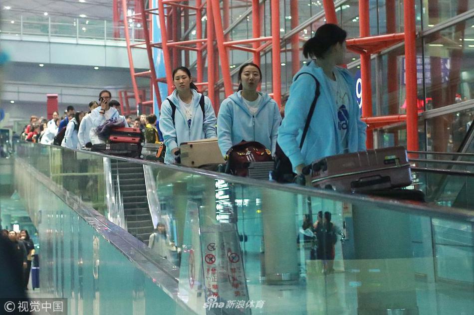 中国女排回国抵京众粉丝接机