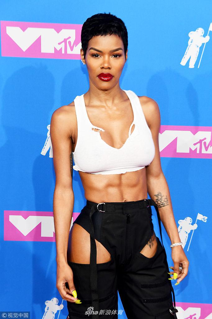 香波特火辣娇妻出席红毯衣着性感大秀马甲线