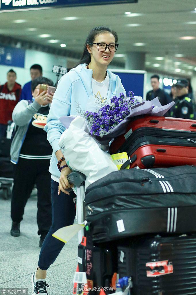 中国女排回国抵京众粉丝接机