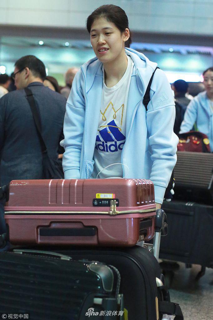 中国女排回国抵京众粉丝接机