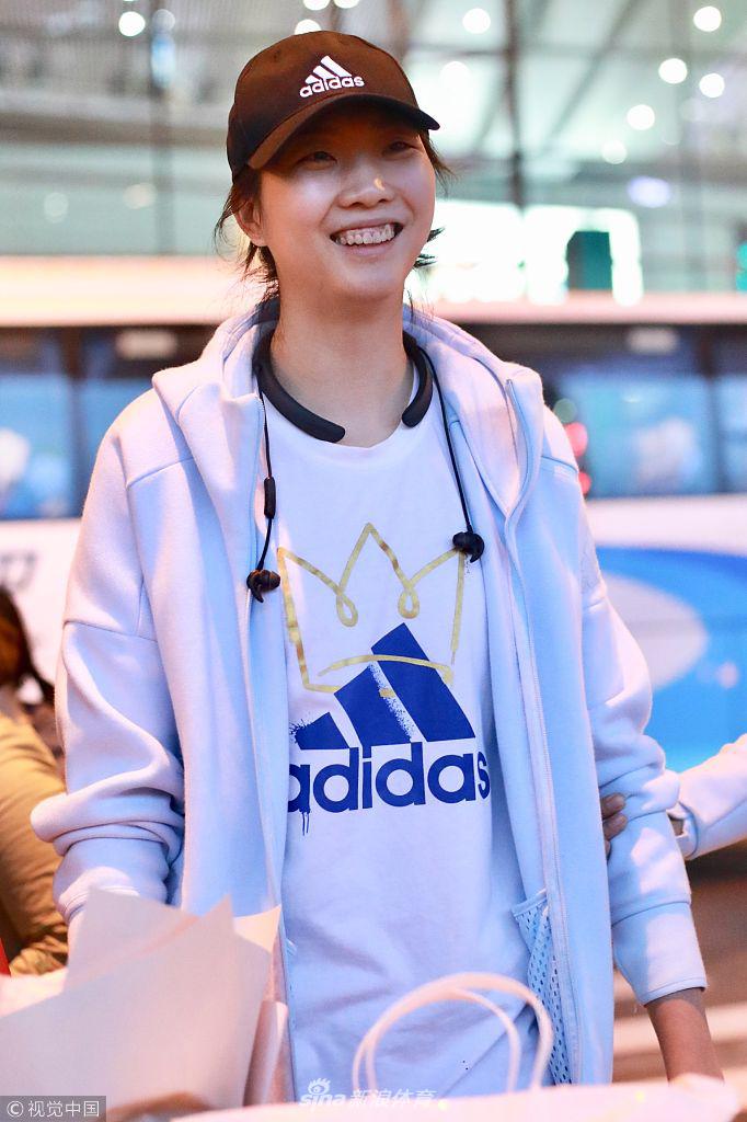 中国女排回国抵京众粉丝接机