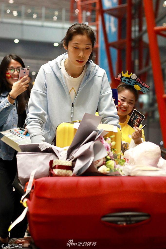 中国女排回国抵京众粉丝接机