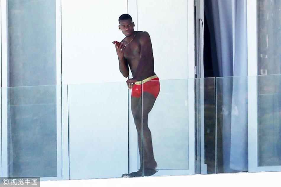 玩美了！博格巴大红内裤扎眼无惧偷拍