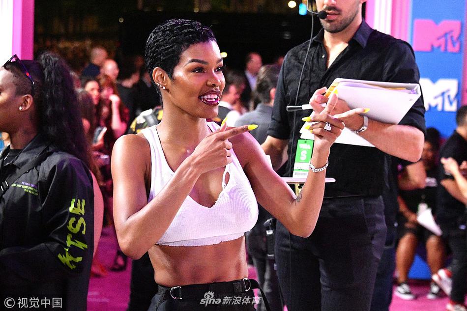 香波特火辣娇妻出席红毯衣着性感大秀马甲线