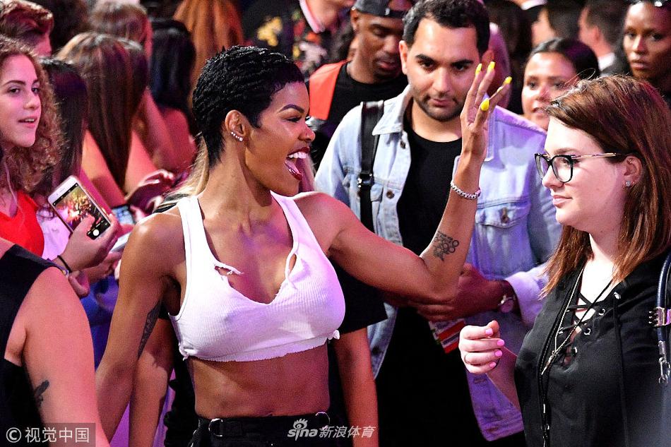 香波特火辣娇妻出席红毯衣着性感大秀马甲线