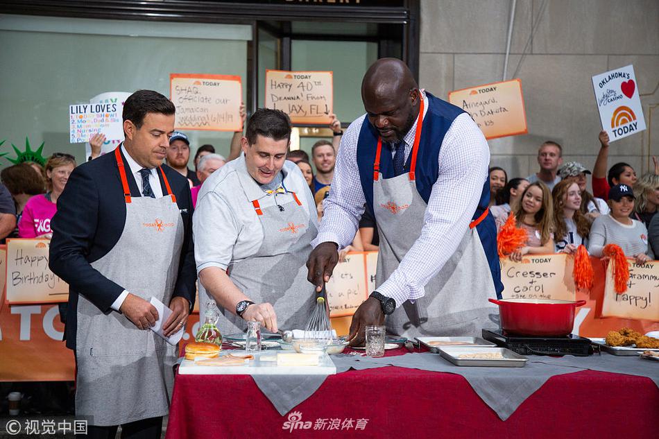 奥尼尔录节目掰腕子+秀厨艺频频搞笑