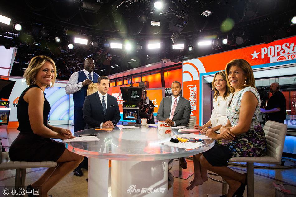 奥尼尔录节目掰腕子+秀厨艺频频搞笑