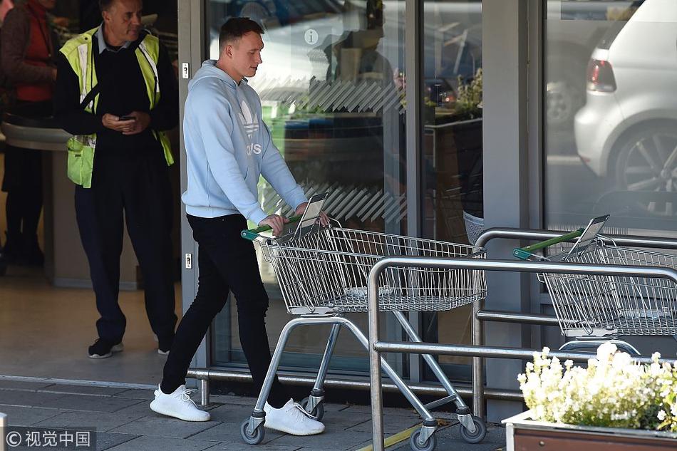 曼联铁闸琼斯与妻子上街购物诠释模范好丈夫