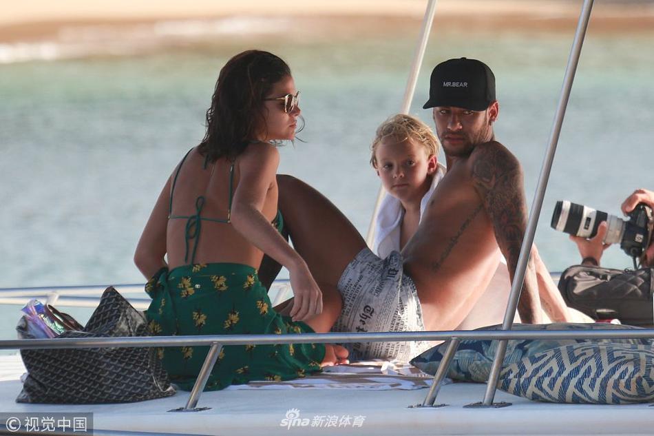 内马尔布鲁娜同框画面回顾恩爱时刻