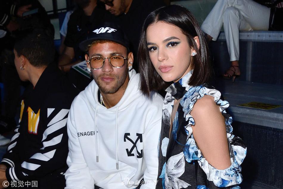 内马尔布鲁娜同框画面回顾恩爱时刻