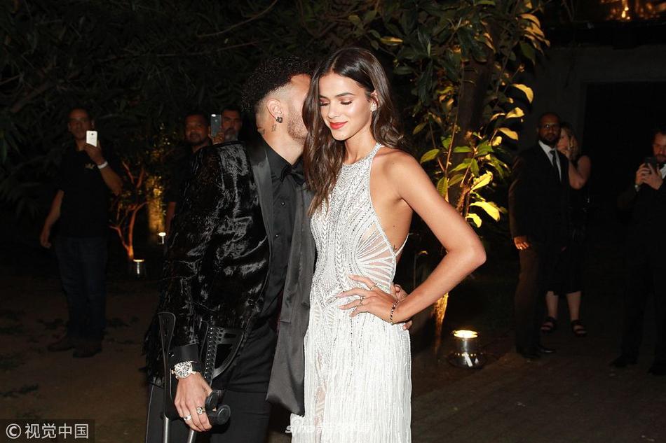 内马尔布鲁娜同框画面回顾恩爱时刻