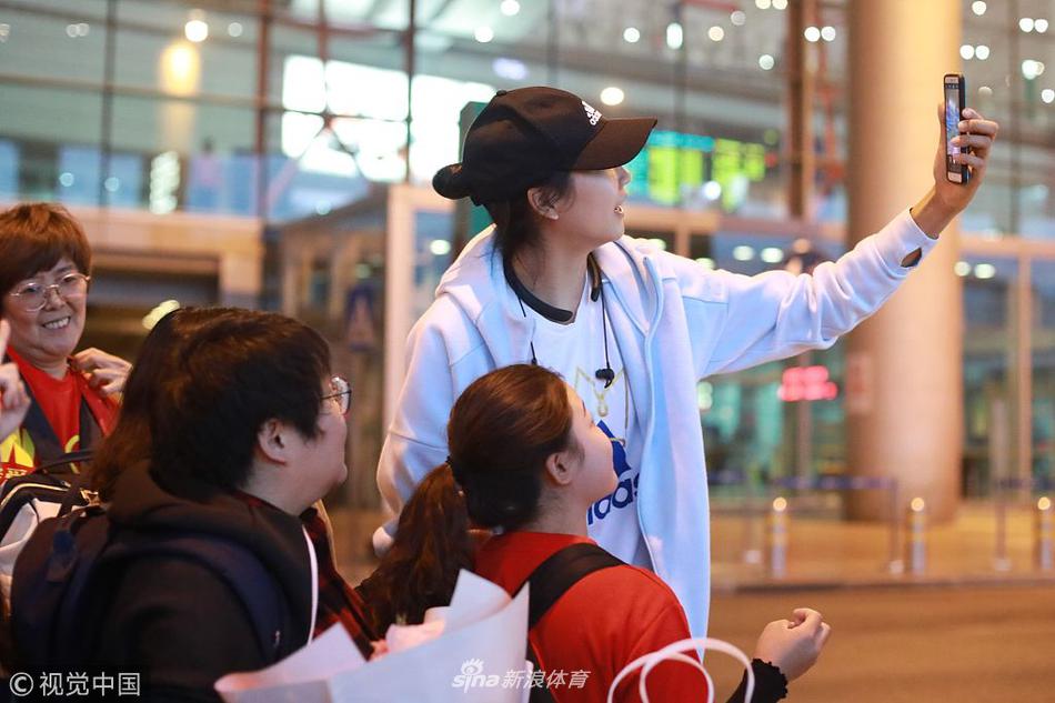 中国女排回国抵京众粉丝接机