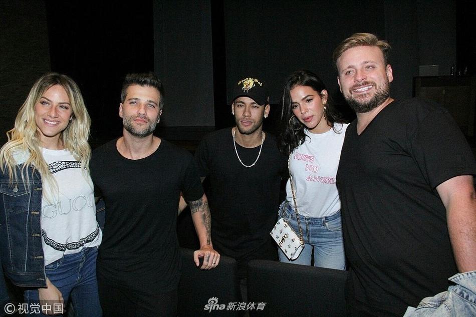 内马尔布鲁娜同框画面回顾恩爱时刻