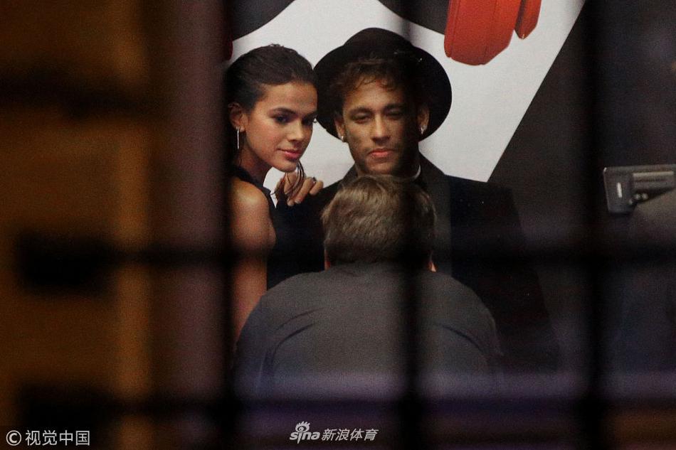 内马尔布鲁娜同框画面回顾恩爱时刻