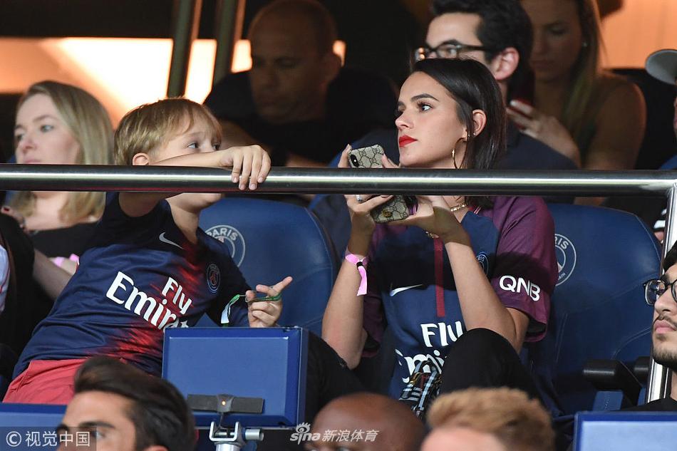 内马尔布鲁娜同框画面回顾恩爱时刻