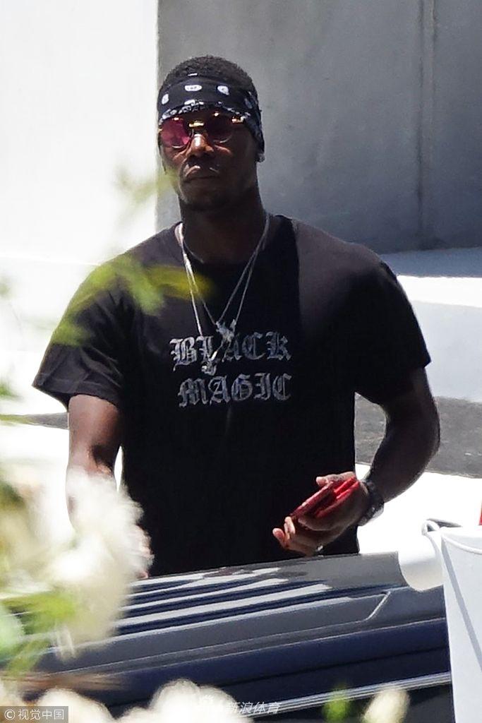 玩美了！博格巴大红内裤扎眼无惧偷拍