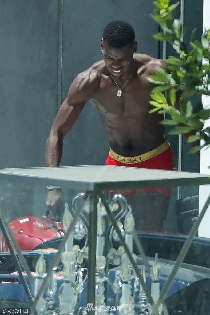 玩美了！博格巴大红内裤扎眼无惧偷拍