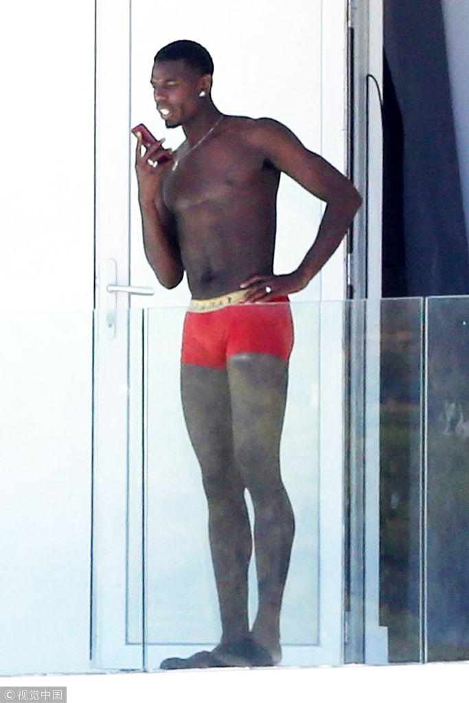 玩美了！博格巴大红内裤扎眼无惧偷拍