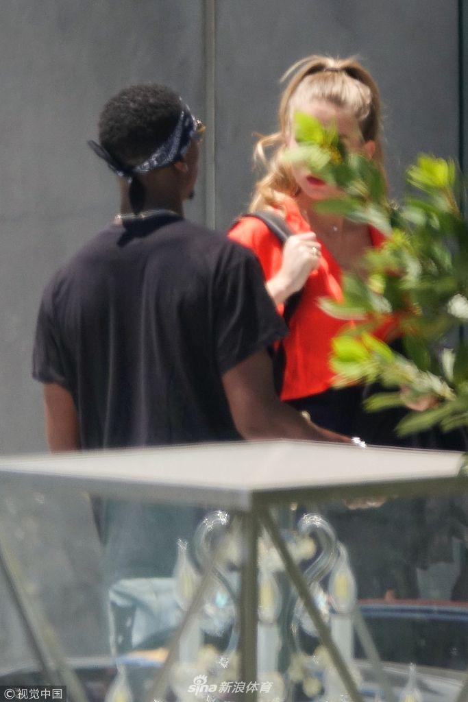 玩美了！博格巴大红内裤扎眼无惧偷拍